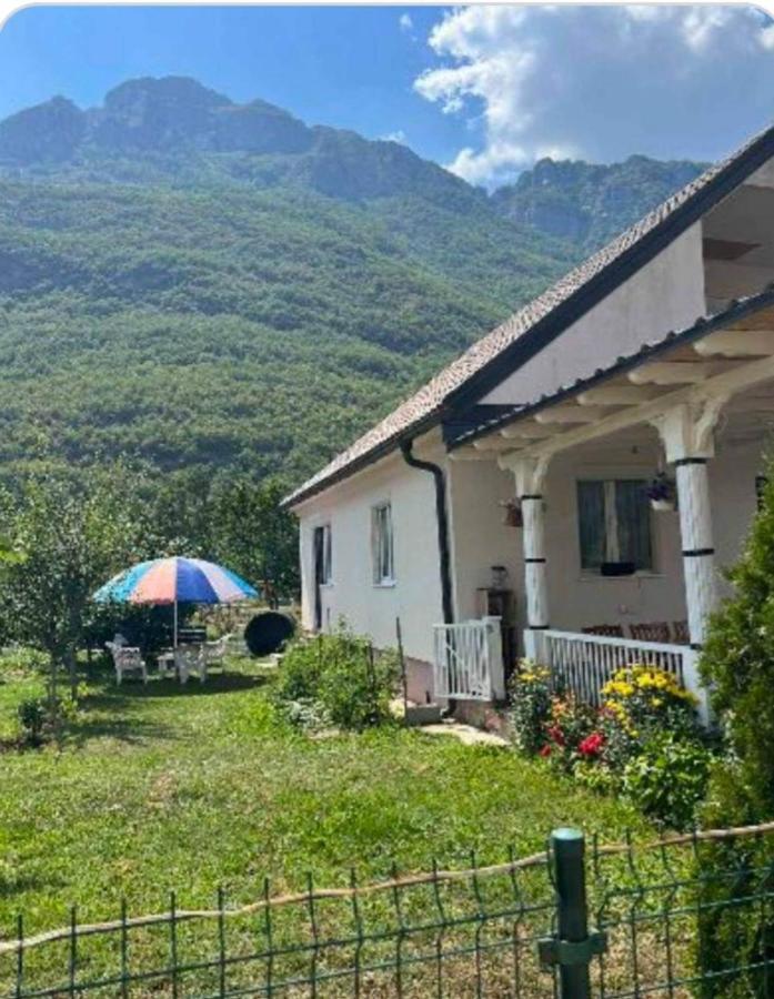 Lola Guest House Vuthaj Exterior foto