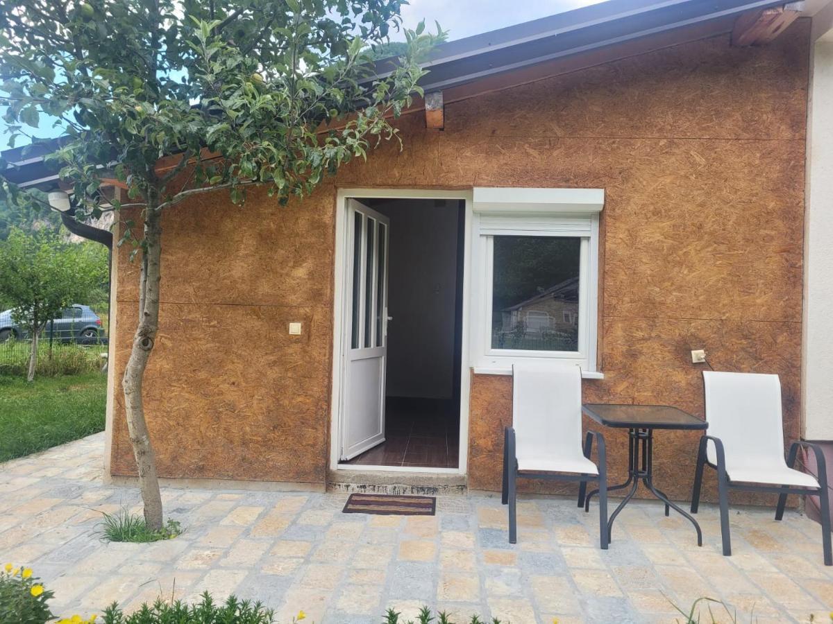 Lola Guest House Vuthaj Exterior foto
