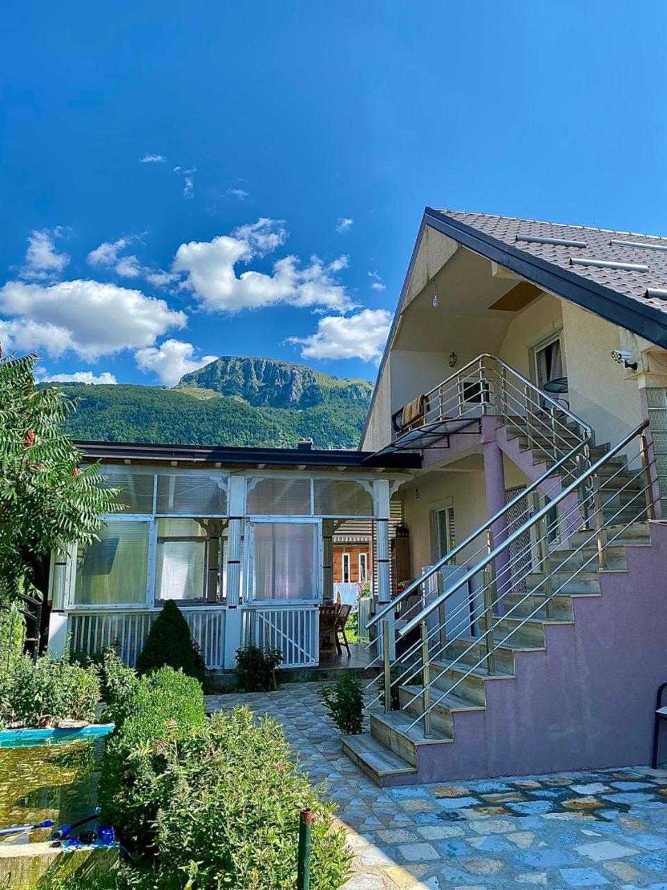 Lola Guest House Vuthaj Exterior foto